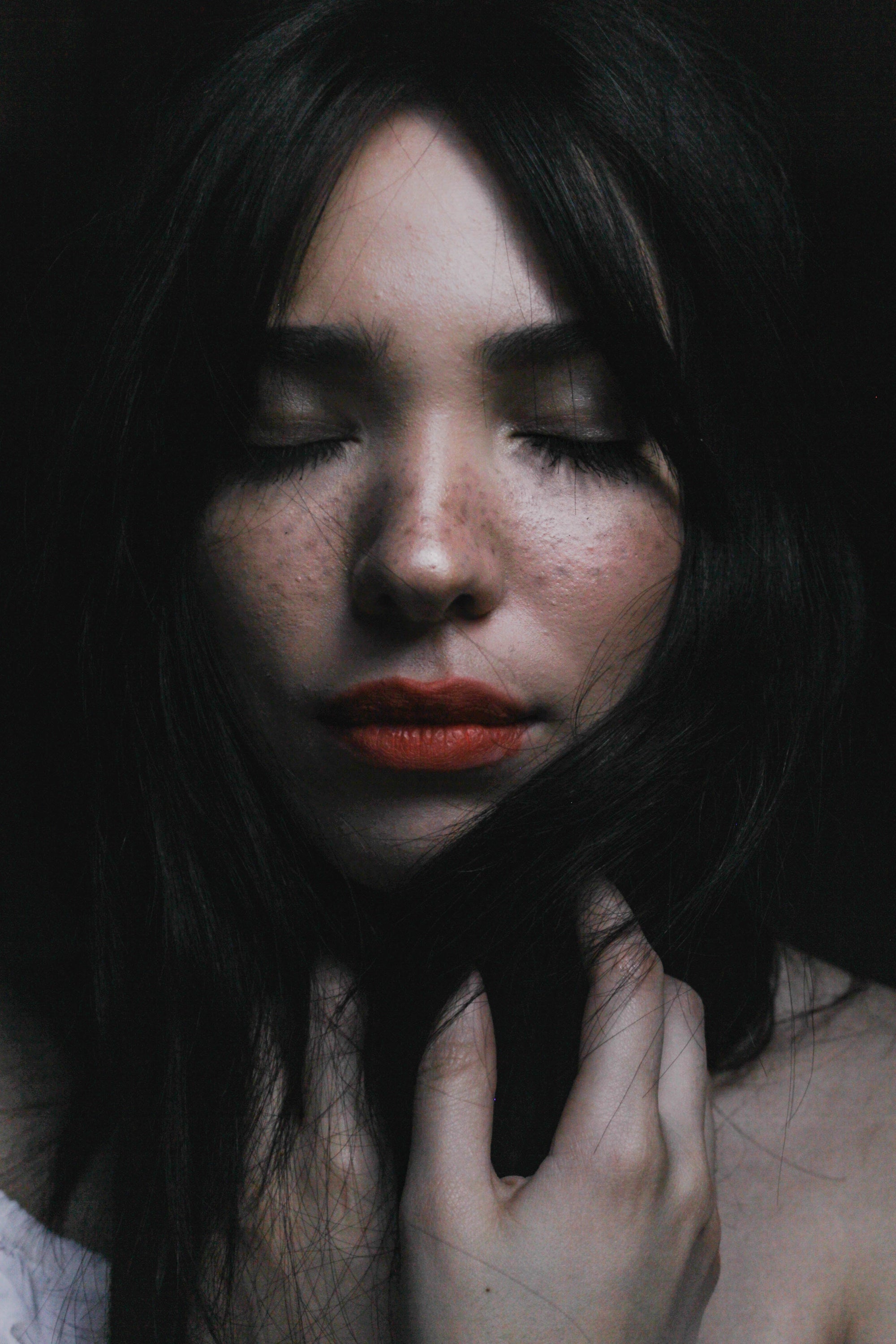 woman with freckled skin 