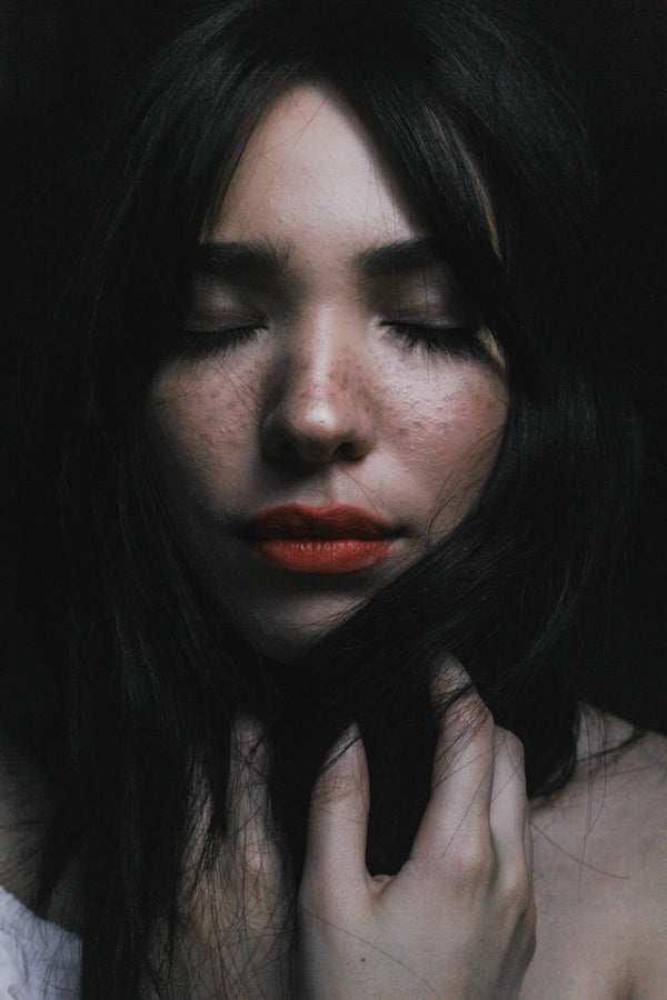 woman with freckled skin 